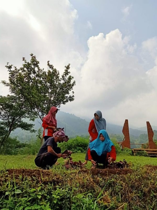 Peduli Akan Aset Wisata Desa Pacet Tim KKNP Kembangkan 