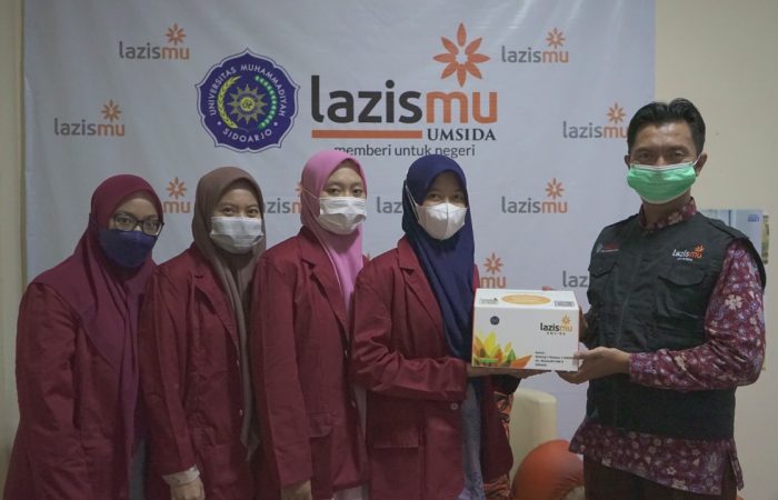 Relawan serahkan bantuan untuk korban erupsi semeru