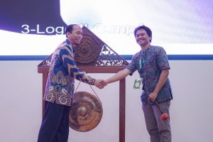 Memukul gong bersama ketua penyelenggara ILC 2022