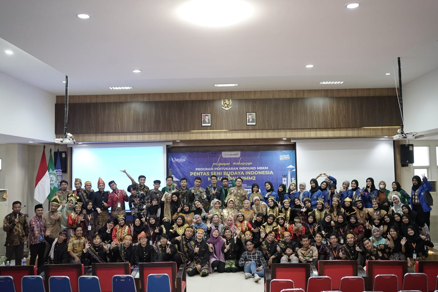 Pentas Seni Ragam Budaya Indonesia Menjadi Seremoni Pelepasan Mahasiswa PMM 2 dan PMU di Umsida
