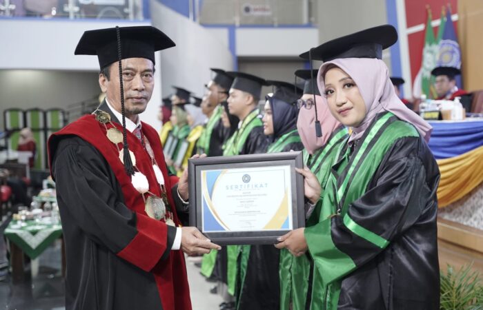 Wisudawan ini Buktikan Anak Buruh Serabutan Bisa Jadi Sarjana dan Berprestasi