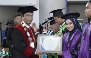 Pantang Menyerah Meski Gagal Berulang Kali, Bawa Wanita Ini Raih Gelar Wisudawan Berprestasi