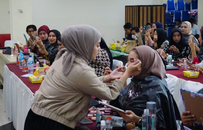 Gelar Beauty Class Bekerja Sama Dengan MUA Ternama