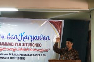 Rektor Universitas Muhammadiyah Sidoarjo (Umsida) Dr Hidayatulloh MSi kobarkan semangat gerakan perubahan Muhamamdiyah saat hadiri baitul arqam guru dan karyawan sekolah madrasah Muhammadiyah Situbondo