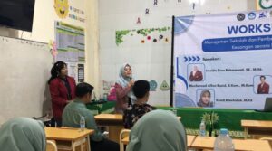 Transformasi Digital dalam Pengelolaan Keuangan: Umsida Latih SD Muhammadiyah 2 Krian Implementasi E-Payment