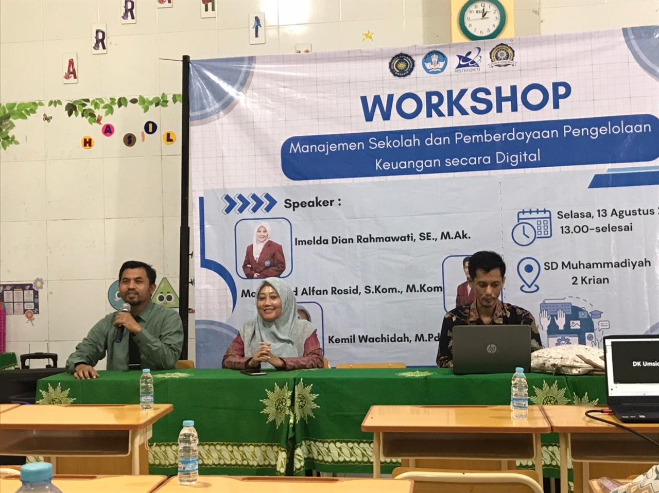 Transformasi Digital dalam Pengelolaan Keuangan: Umsida Latih SD Muhammadiyah 2 Krian Implementasi E-Payment