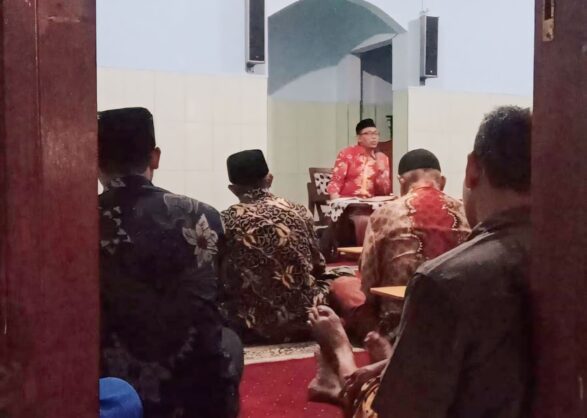 KKN-T 7 Berpartisipasi Dalam Pengajian Rutin Desa