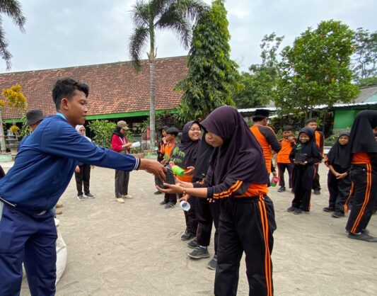 Tingkatkan Gizi Anak, KKN BKKBN Umsida Ajak Tanam Kelor