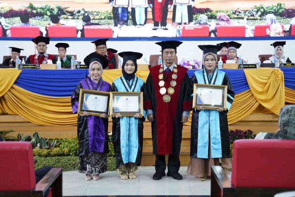 wisudawan fikes umsida