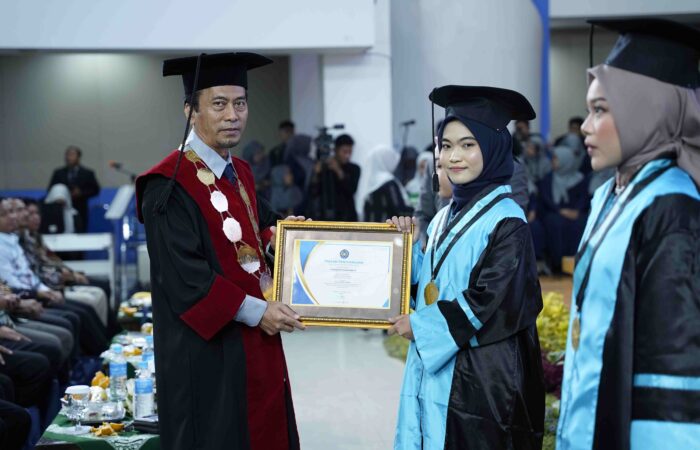 wisudawan fikes umsida