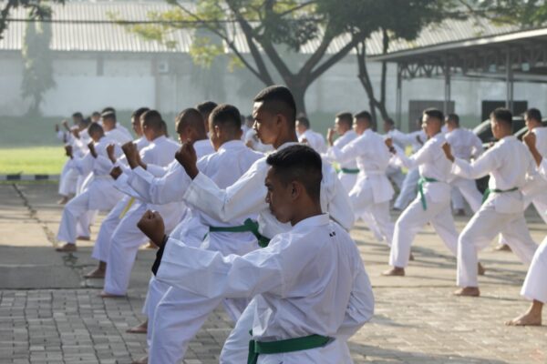 Sang Pendekar Karate Raih Predikat Wisudawan Berprestasi