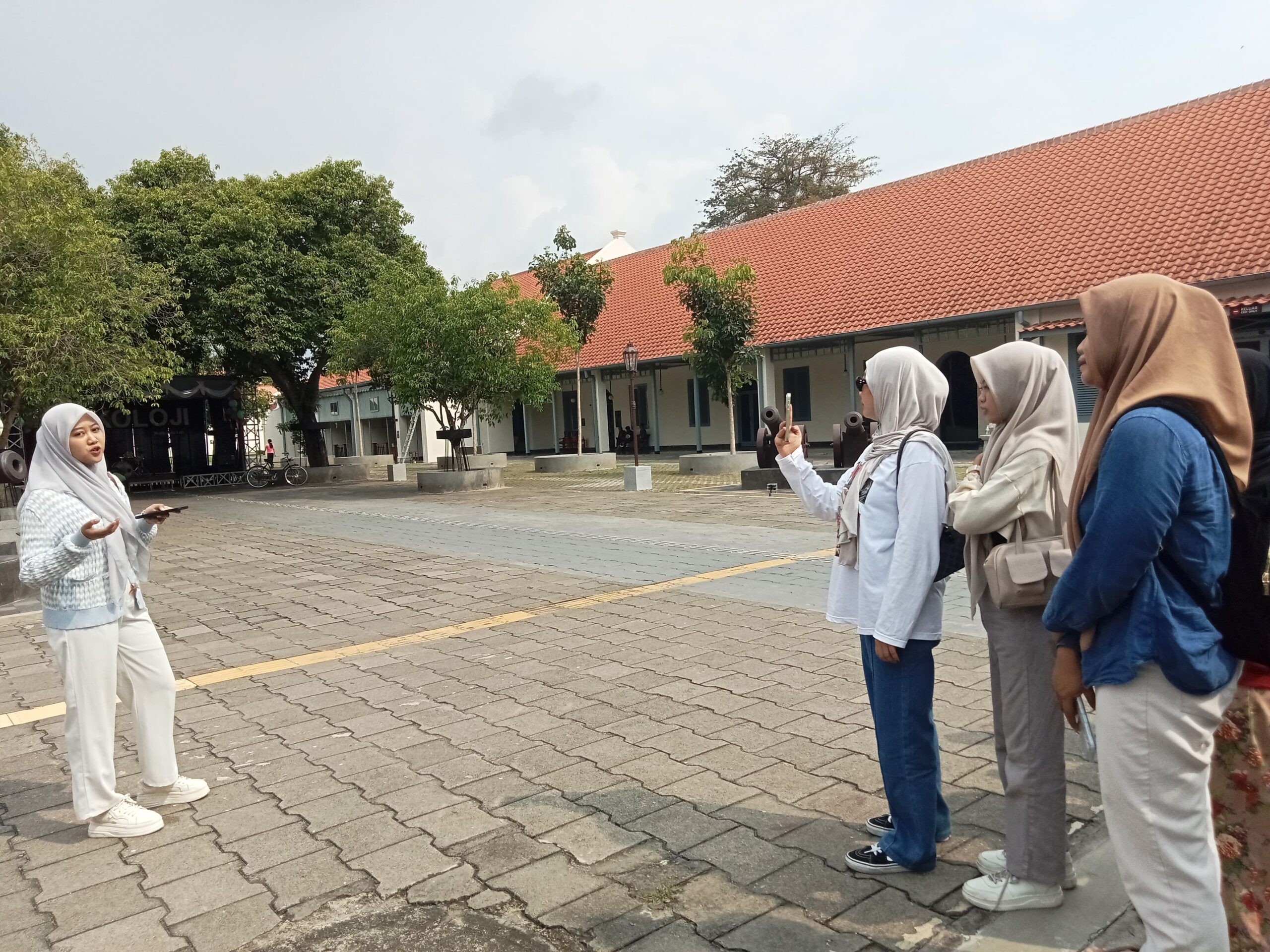 praktik menjadi tour guide 2