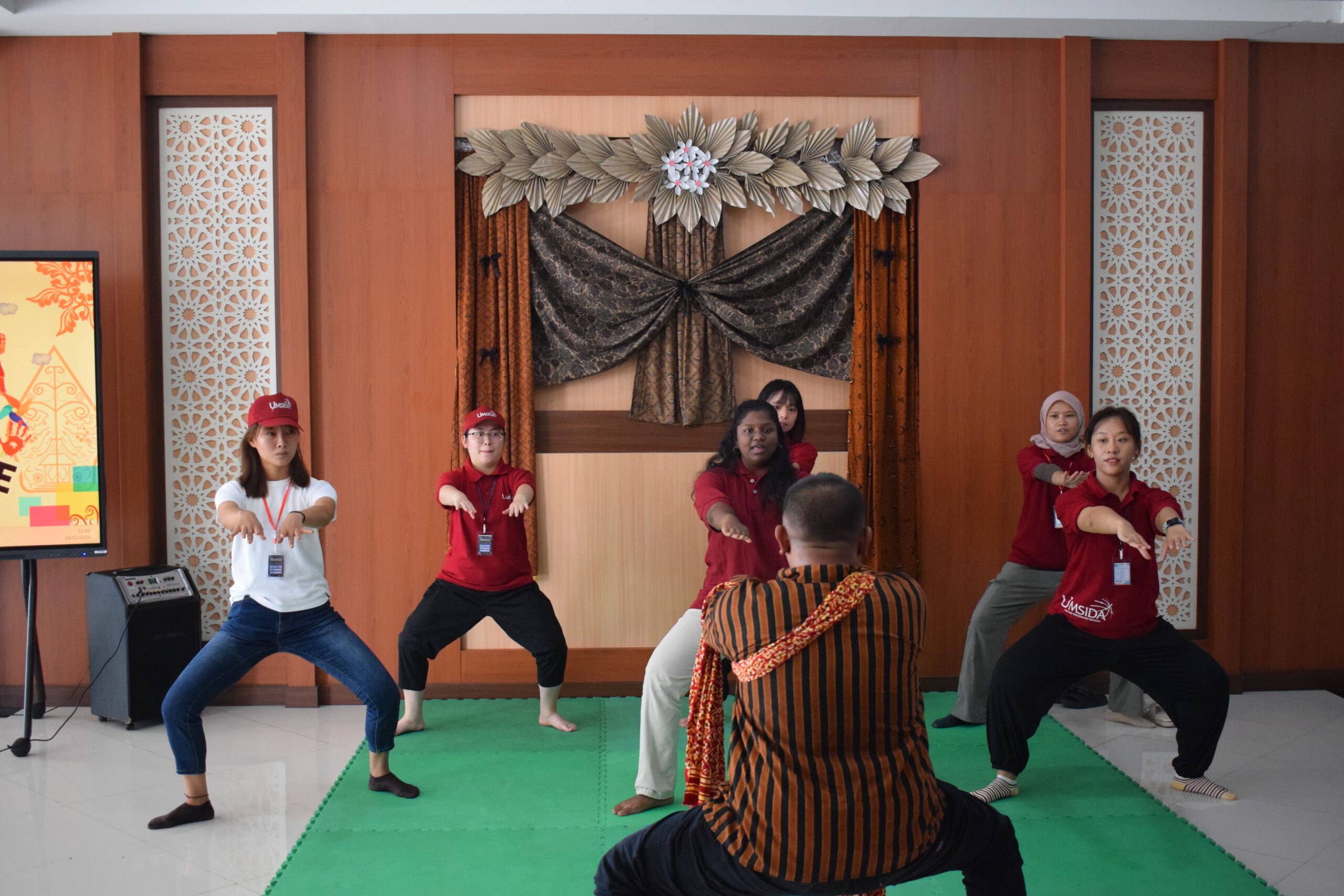 FPIP Umsida Selenggarakan Lomba Tari Tradisional Bersama Mahasiswa Internasional