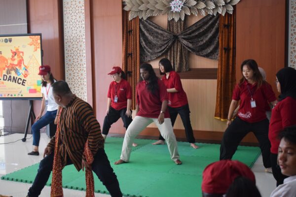 FPIP Umsida Selenggarakan Lomba Tari Tradisional Bersama Mahasiswa Internasional