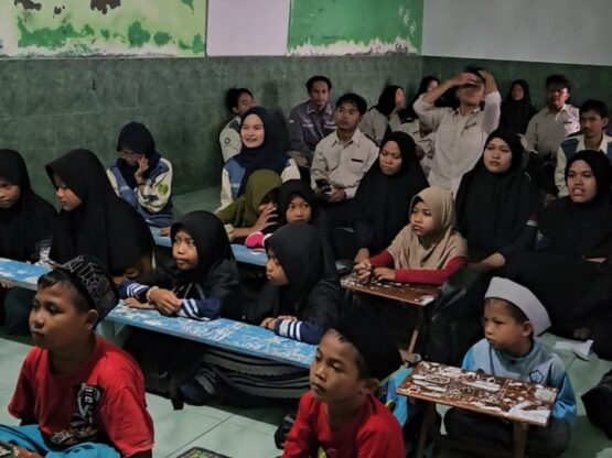 Umsida Bersama Mahasiswa Lintas Universitas Gelar Bakti Sosial Ramadan di Desa Kali Alo