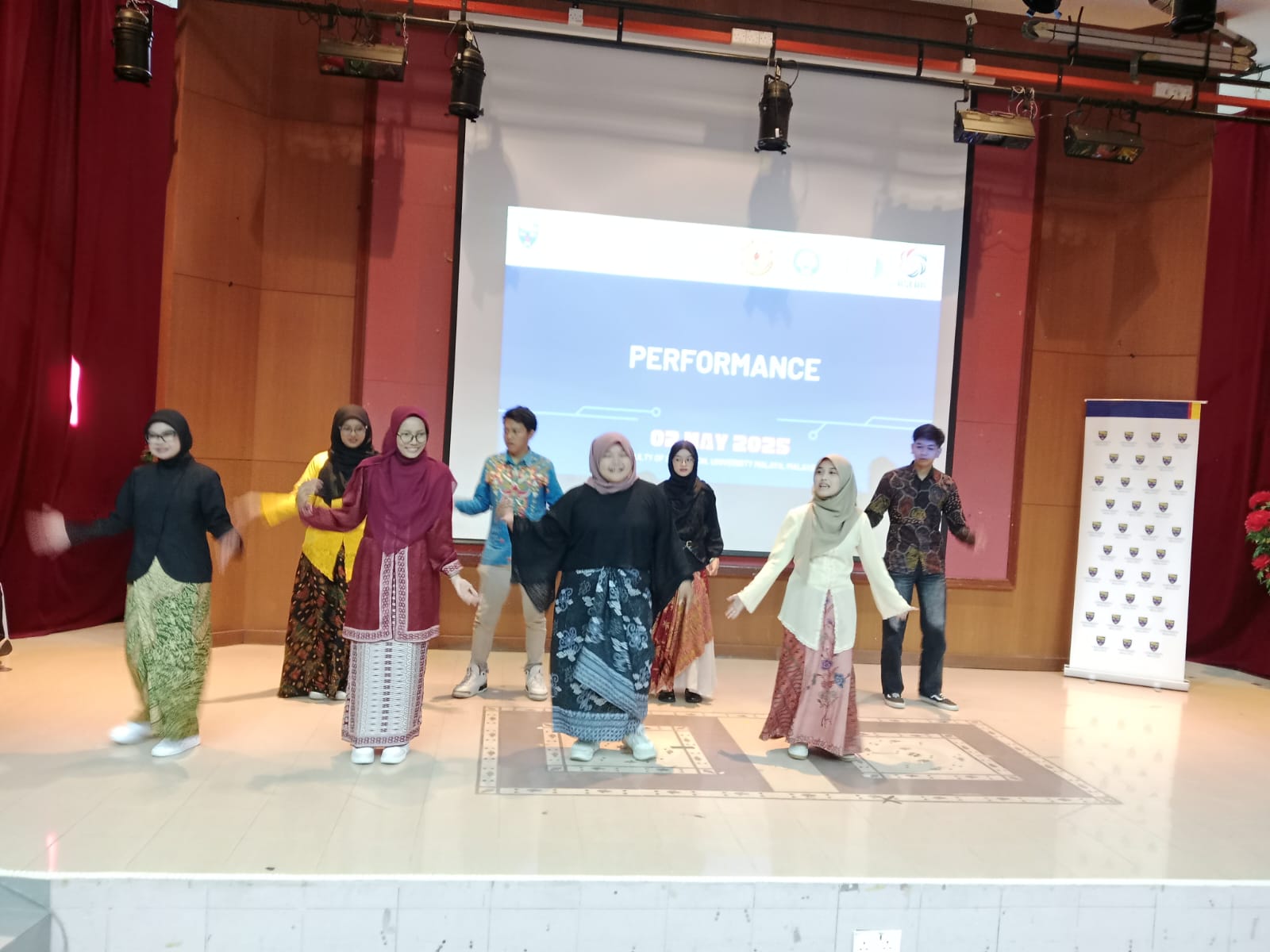 penampilan tarian tradisional student mobility FPIP Umsida3