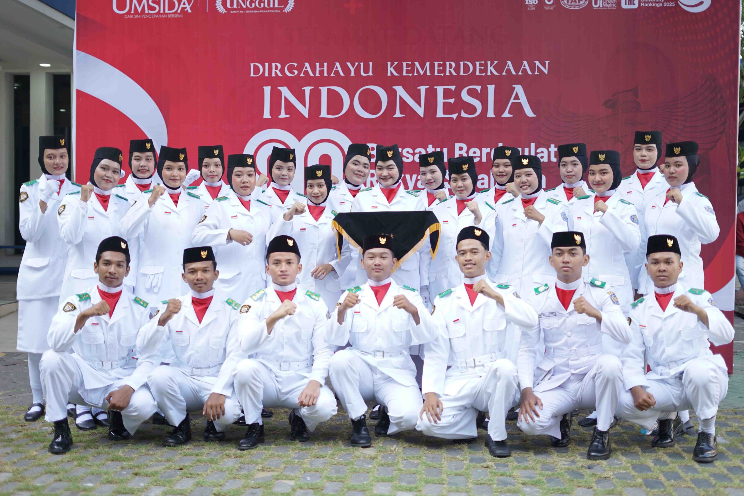 petugas upacara Umsida di HUT RI ke-80 2