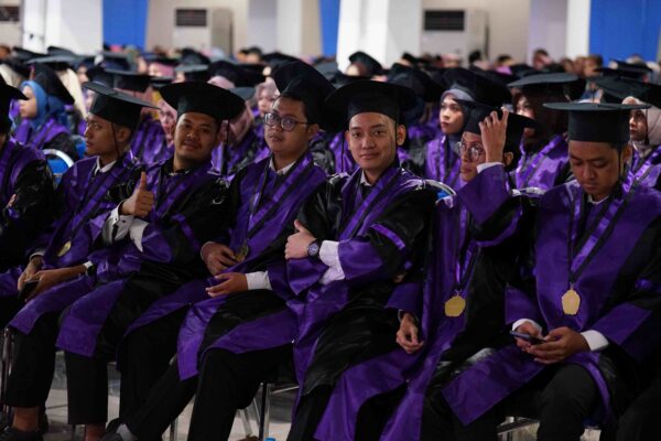 lulusan: wisudawan Umsida 2025 4