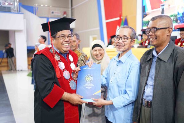 penghargaan untuk dosen dan tendik 2