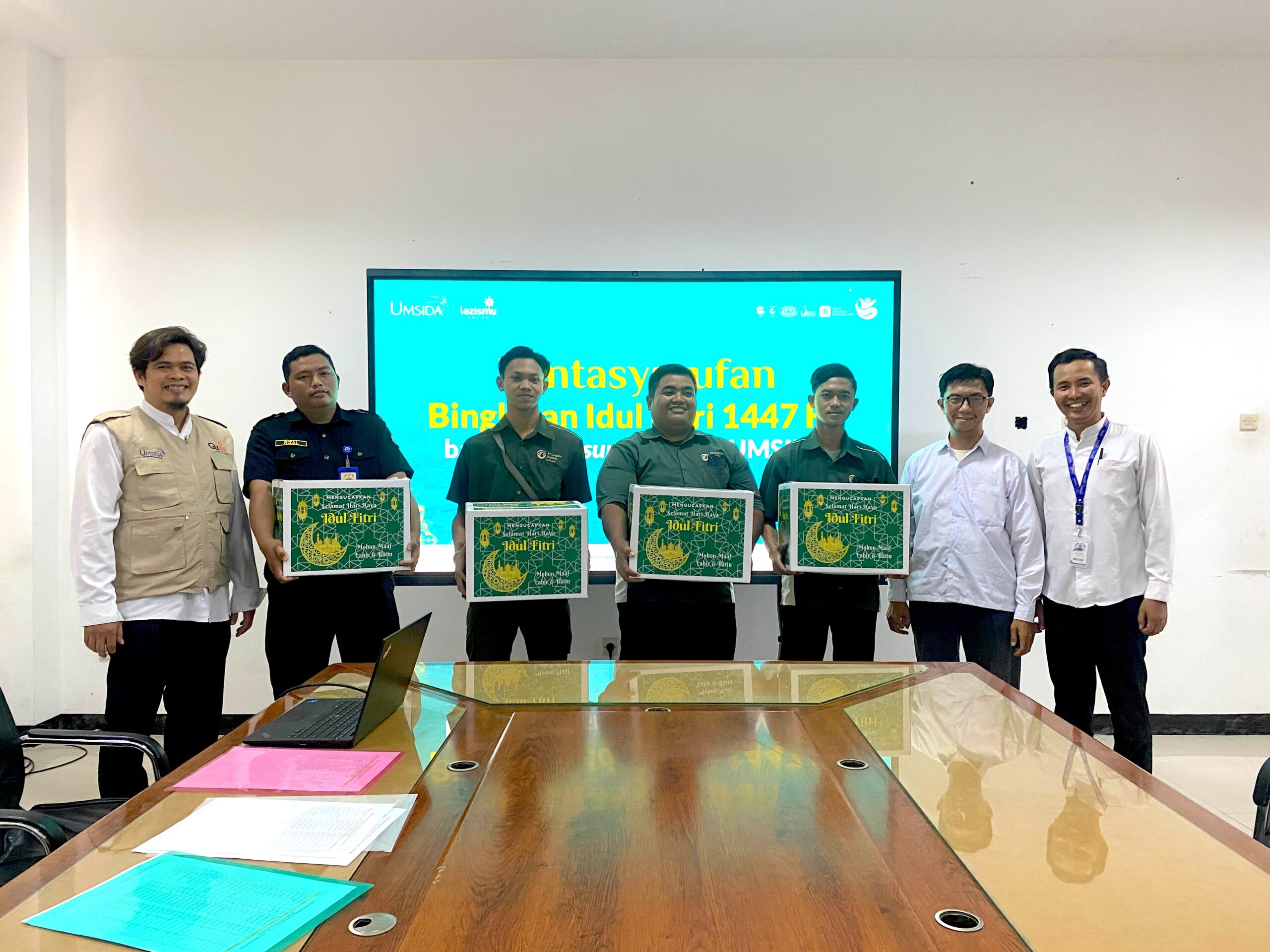 penyerahan bingkisan idul fitri