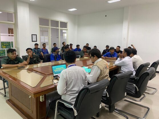 penyerahan bingkisan idul fitri