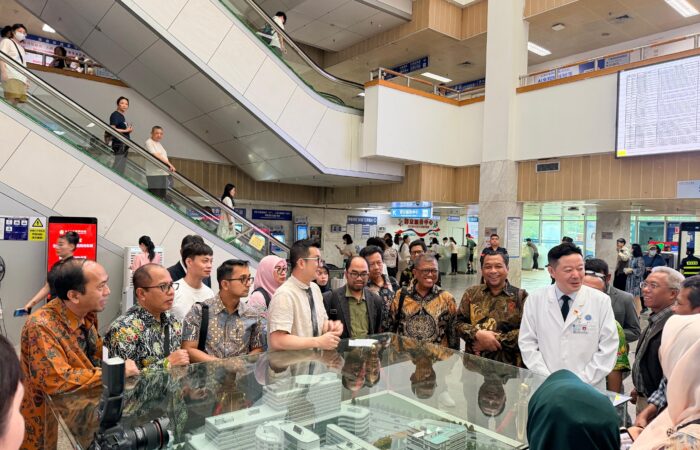 kunjungan ke rumah sakit Peking University 1