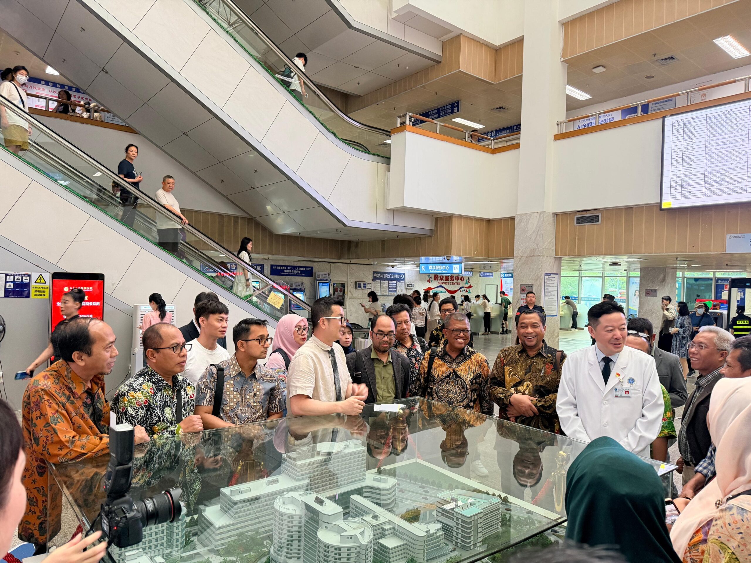 kunjungan ke rumah sakit Peking University 1