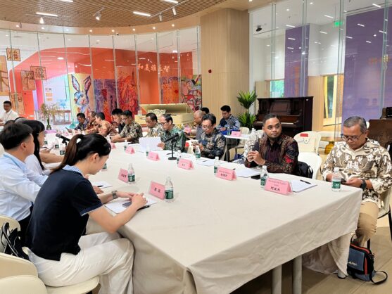 kunjungan rektor ke Guangzhou Development Zone Foreign Language School 1