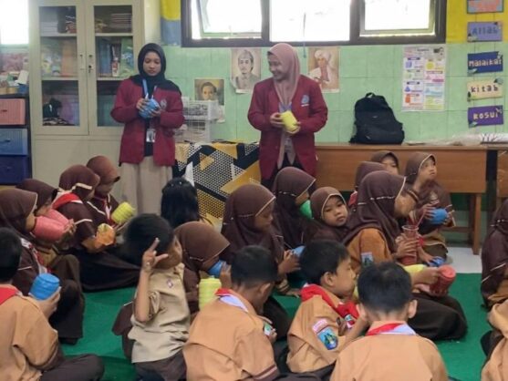 mahasiswa edukasi siswa