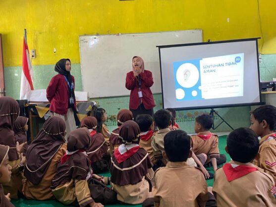 mahasiswa edukasi siswa