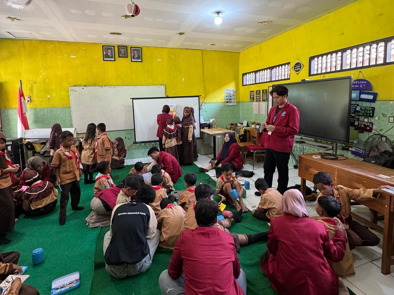 mahasiswa edukasi siswa