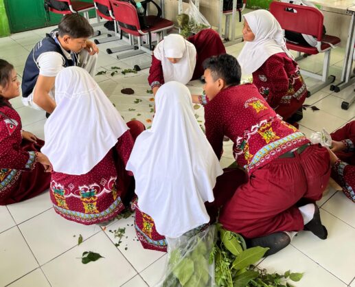 Ecoprint Jadi Cara 2 Tim KKN P Umsida Ajak Berkarya dari Alam