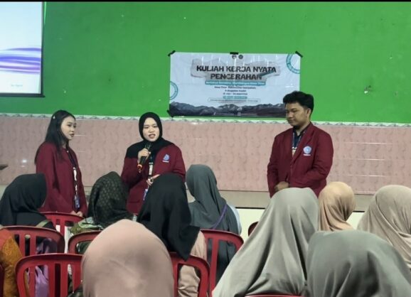 Pelaku UMKM Belajar Pemasaran Digital Bersama 2 Tim KKN P Umsida