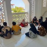 mahasiswa belajar ibadah 2