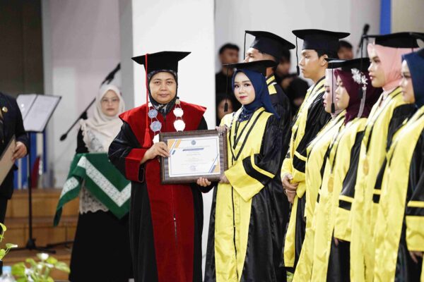 wisudawan berprestasi umsida (2)