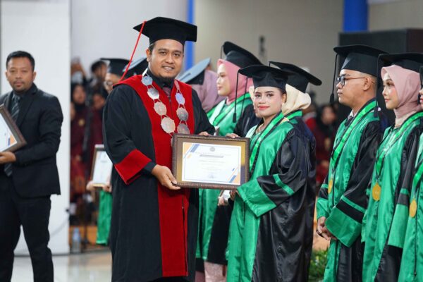 wisudawan dari keluarga katolik yang taat